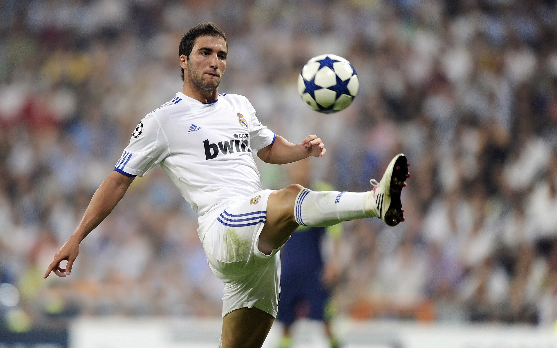 球队内部外援交流密切，战斗力迅速提升，足球比赛外援