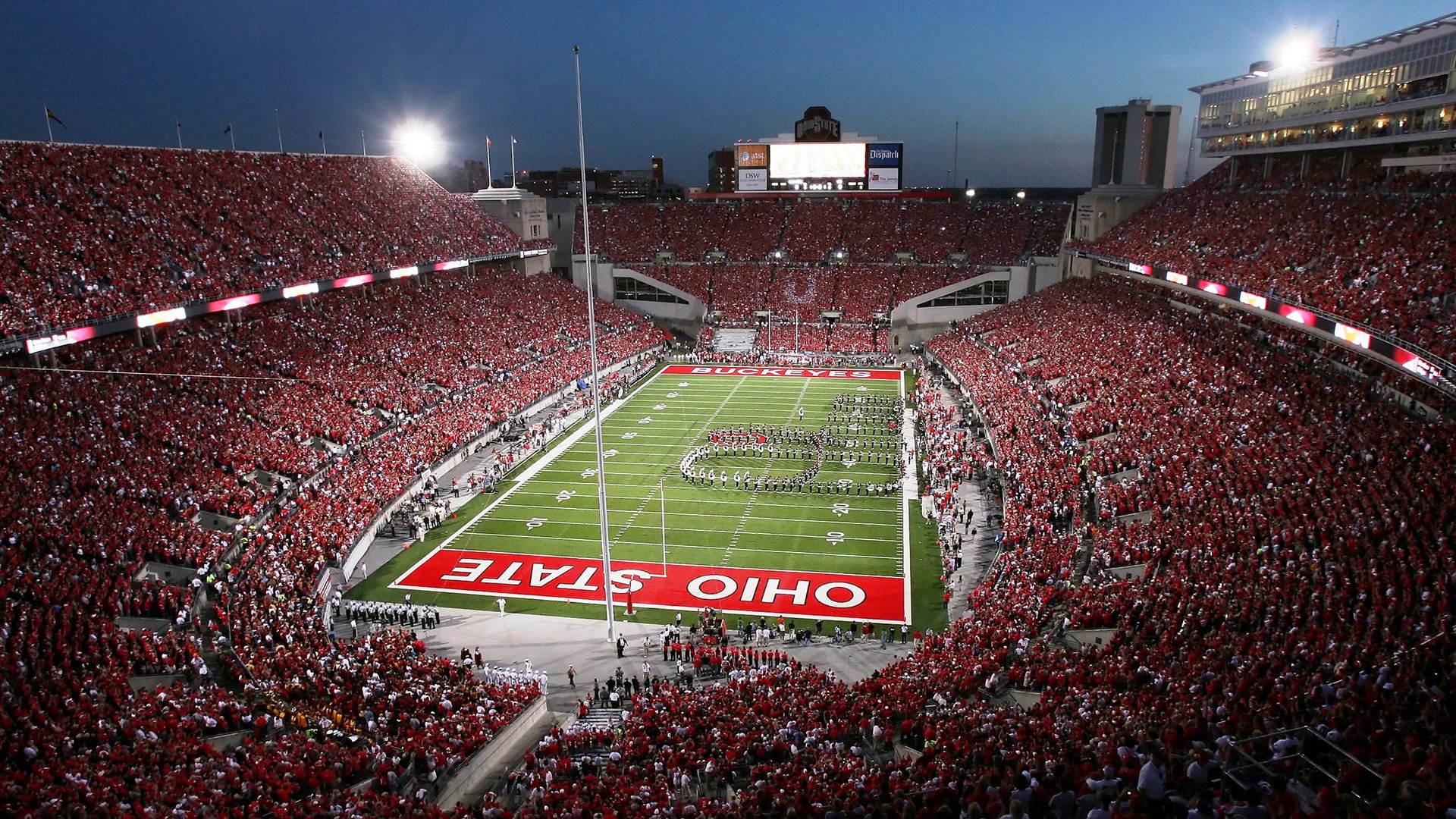 赛场上风云变幻，各路明星球员竞技激烈，球员登场